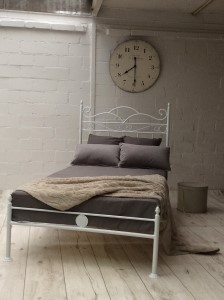 łóżko metalowe białe